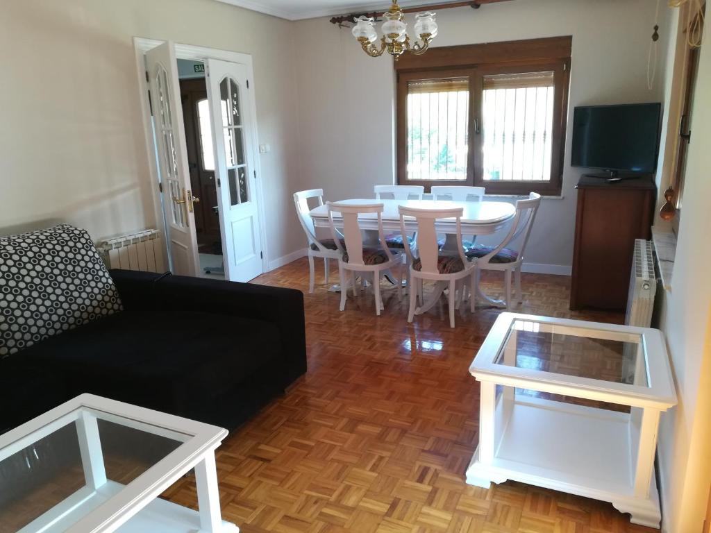 Salón comedor para 7 personas con TV