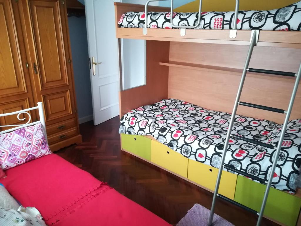 Dormitorio triple con litera y cama individual