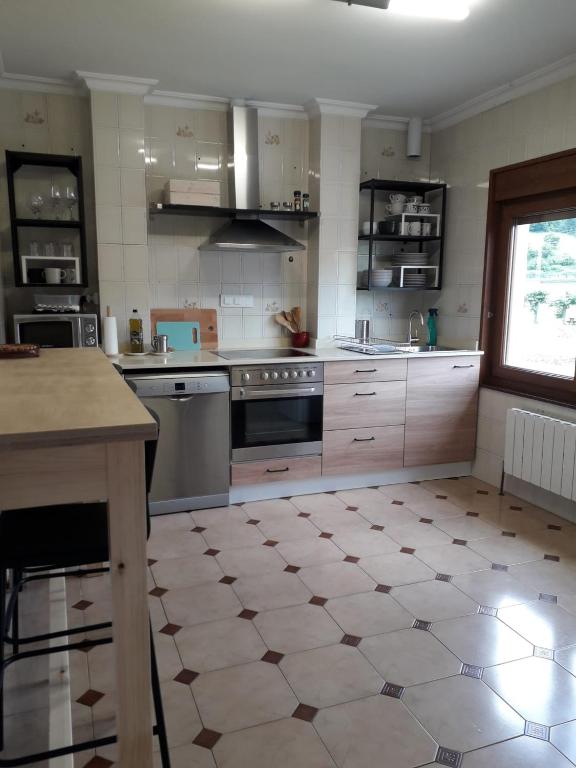 Cocina equipada con lavavajillas y horno