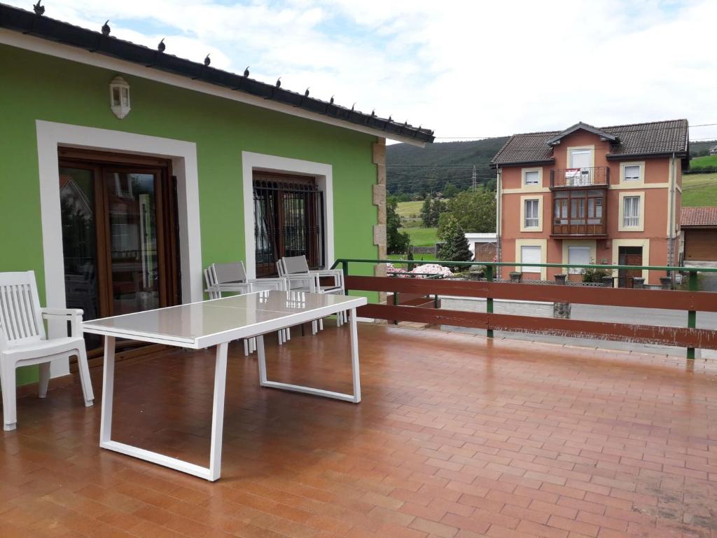 Terraza amplia con mesa y sillas