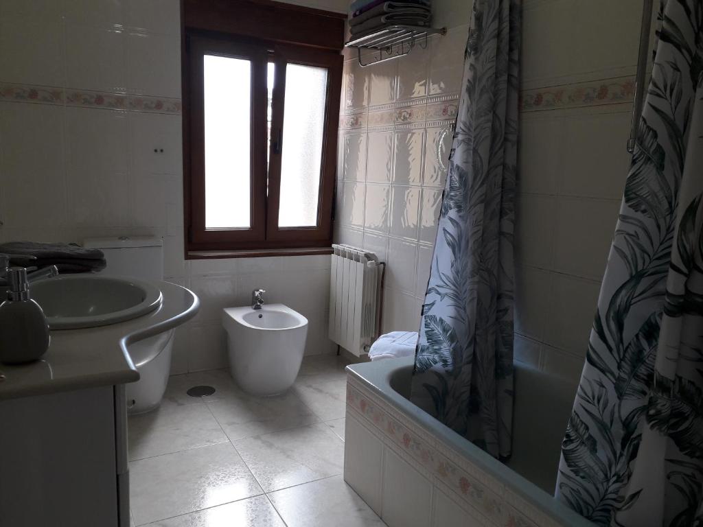 Baño completo con bañera y bidé